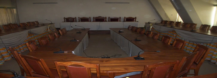 Une des salles de conférence climatisees avec materiel de sonorisation